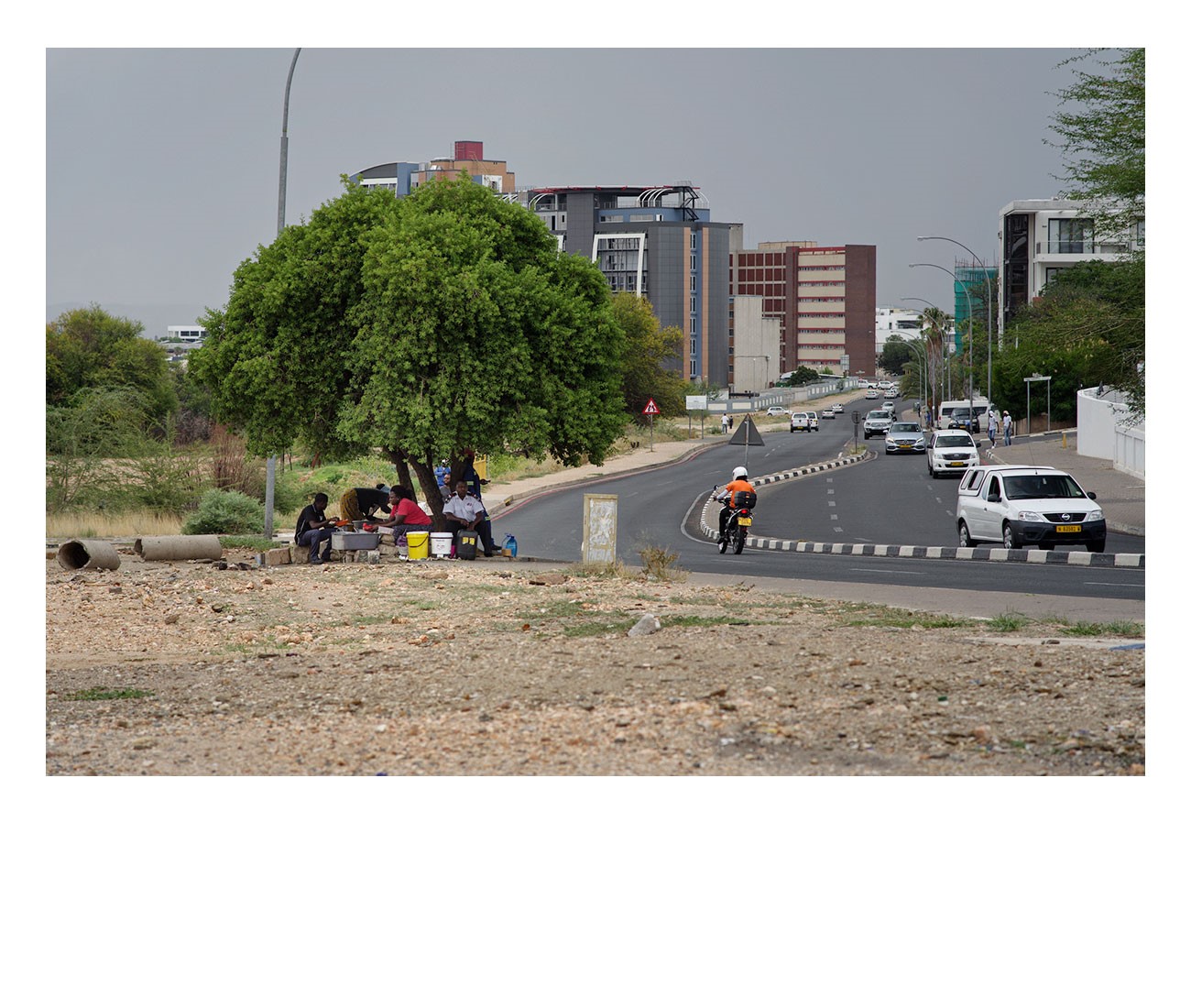 Windhoek-Lunchtime-in-the-shade-of-a-big-tree