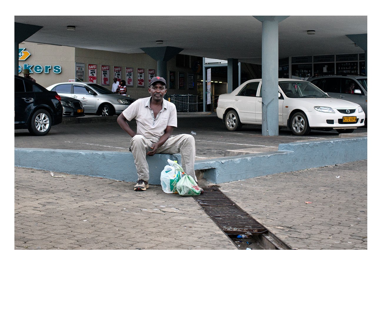 Windhoek_2018_a-man-in-front-of-the-Hidas-Centre